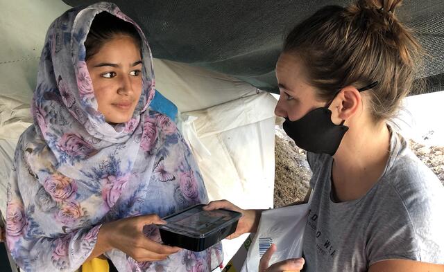 Manchmal braucht man keine Worte, da reichen auch Blicke, wie hier auf Lesbos. | Foto: Karawane der Menschlichkeit