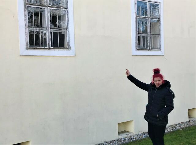  Sabrina Lang vor den eingeschossenen Fensterscheiben. | Foto: Josef Kohzina 