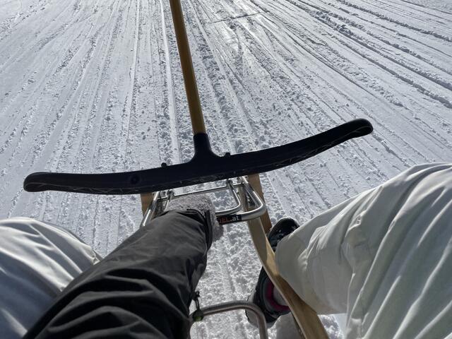 Der Schlitten wird beim Schlepplift eingehängt.  | Foto: Julia Gerold