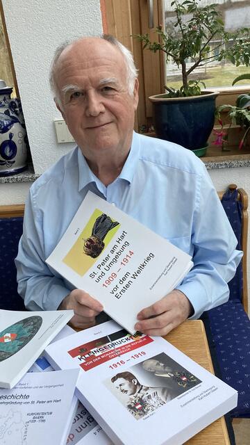 Zurecht stolz auf sein Werk: Karl Glaser und seine fünf Bände zur Lokalgeschichte. | Foto: privat