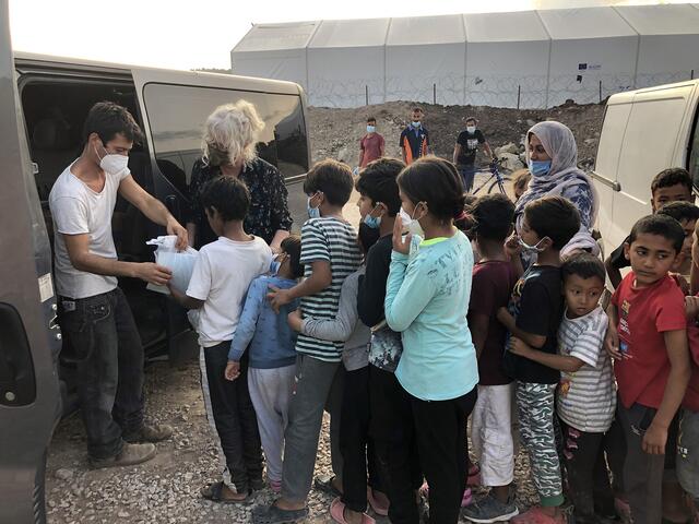 Die Helfer der NGO verteilen Essen und andere benötigte Hilfsgüter an die Menschen in einem Flüchtlingslager in Griechenland. | Foto: Karawane der Menschlichkeit