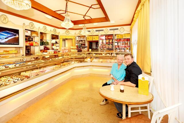 Konditormeister Alexander Hübler mit seiner Mutter Maria  | Foto: Konditorei Hübler/Wolfgang Fuerst
