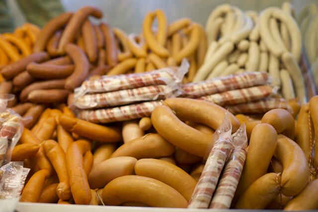 Verschiedene Wurstspezialitäten am Bauernmarkt in Ohlsdorf.  | Foto: Sabine Nägele