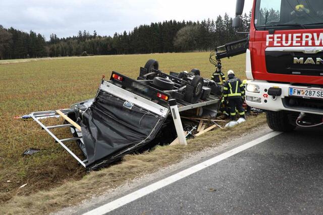 Ein Kleintransporter wurde von einer Sturmböe erfasst, kam von der Fahrbahn ab und überschlug sich. Der Lenker wurde dabei im am Dach liegenden Fahrzeug schwer eingeklemmt. | Foto: laumat.at/Matthias Lauber