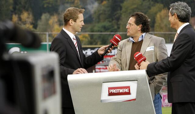 Als Sky noch Premiere hieß: Moderator Joerg Künne, Trainer Dejan Stankovic  und Premiere Co-Moderator Heribert Weber im Oktober 2007.
 | Foto: GEPA pictures/Andreas Reichart