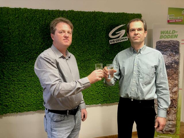 LAbg. Wolfgang Spitzmüller (rechts) und Wassergenossenschafts-Obmann Dietmar Werderits verlangen Aufklärung über eine Wasserverunreinigung im Herbst 2020 in Olbendorf. | Foto: Grüne