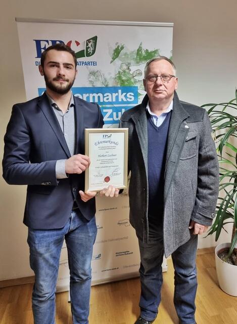 Luca Geistler dankte Herbert Lechner mit einer Ehrenurkunde. Foto: FPÖ HF | Foto: FPÖ HF