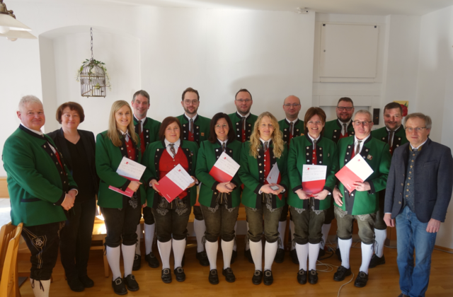 Vlnr.: Gerhard Voraberger, Andrea Märzendorfer, Sylvia Dickinger, Alexander Eder, Sabine Rebhan, Bernhard Mayr, Isabella Oberhumer, Markus Petereder, Anita Seyfried, Roman Watzinger, Sabine Deixler, Stefan Voraberger, Alfred Voraberger, Florian Aigner, Ing. Wolfgang Klinger. | Foto: MV Altenhof