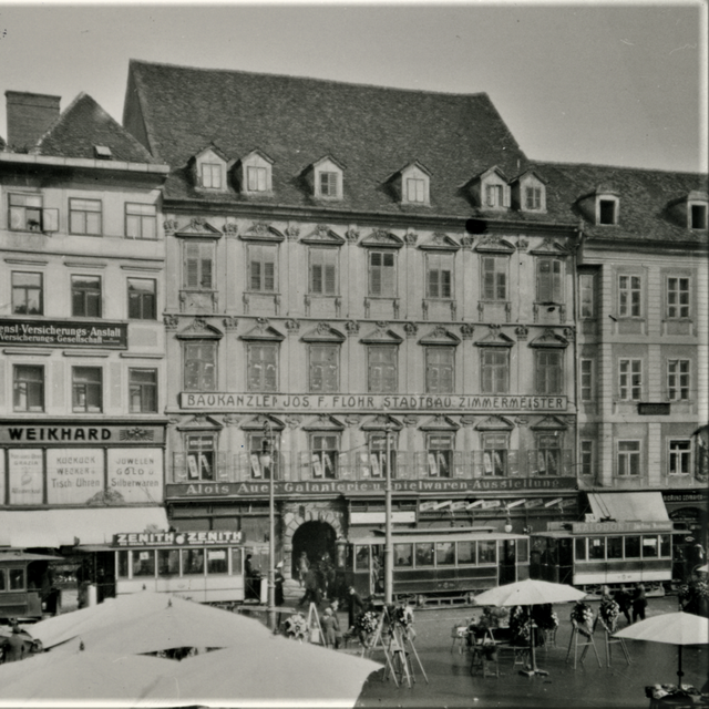 Eine hochbarocke Fassade zierte einst das Gebäude am Hauptplatz. Der Neubau hat eine weitaus schlichtere Erscheinung. | Foto: Sammlung Kubinzky