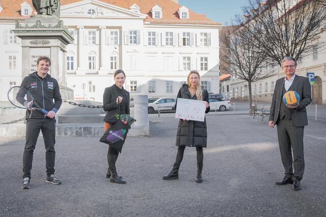 Präsentieren neue Informationsmaterialien: Florian Schabereiter (NLZ Steiermark), Sonja Lackner (Medizinische Universität Graz), Juliane Bogner-Strauß (Gesundheitslandesrätin), Christopher Drexler (Sportlandesrat) v. l.  | Foto: Land Steiermark/Binder
