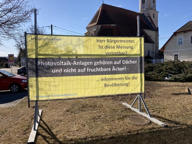 Mitten im Ortszentrum von Fernitz hat die "PV-Bürgerinitiative" dieses Plakat aufgestellt. Mittlerweile musste es wieder entfernt werden. | Foto: Timischl