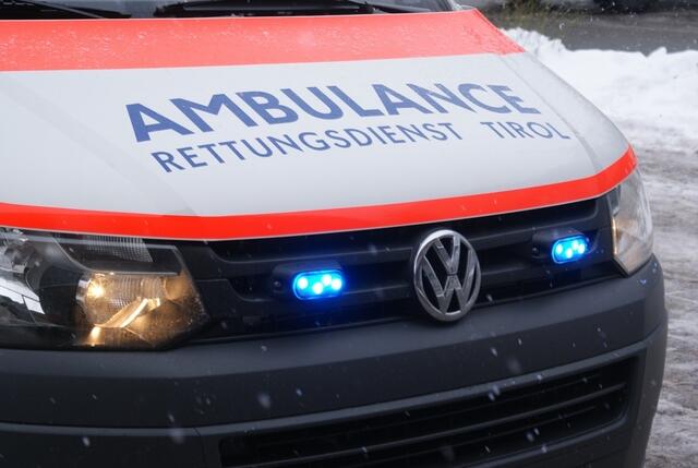 Der Föhnsturm riss ein Blechdach von einem Container runter. Dadurch wurde eine 42-Jährige in Söll schwer verletzt. | Foto: ÖRK Reutte/BB Archiv