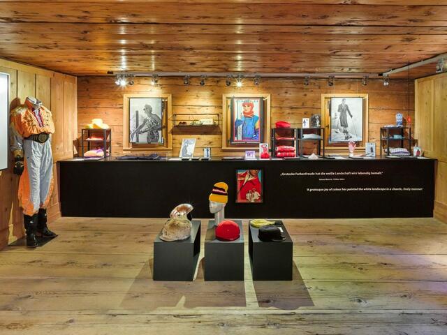 Die Ausstellung „FESCH! Mode für den Schnee“ im Lechmuseum. | Foto: WEST. Fotostudio