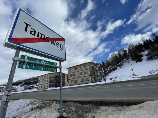 Die Freiheitlichen wollen in der Tamsweger Gemeindesitzung gegen eine Umwidmung der ehemaligen Covid-Teststation bzw. des Quarantäne-Quartiers in eine Flüchtlingsunterkunft stimmen. Dagegen ist man auch dann, wenn nur eines der beiden Holzhäuser, die sich in der Wöltingerstraße bei der Ortsaufsfahrt-Nord befinden, betroffen wäre. | Foto: Peter J. Wieland