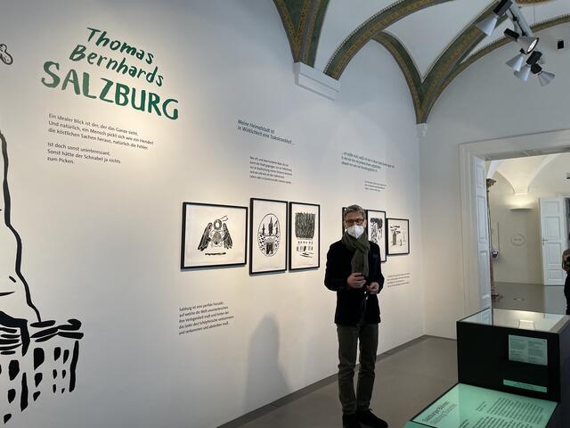 Martin Hochleitner, Direktor Salzburg Museum im Ausstellungsraum zu Thomas Bernhard. Der Raum zeigt Berhards Blicke auf das Wesen Salzburgs und die Eigenheiten seiner Bevölkerung.  | Foto: sm