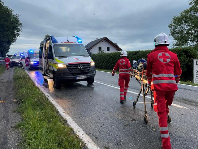 Elf Einsatzfahrzeuge mit 23 Mitarbeiterinnen und Mitarbeitern waren in Söding vor Ort. | Foto: Rotes Kreuz/Hausegger