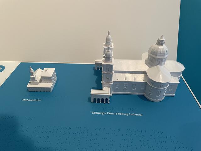 Die Ausstellung im Salzburg Museum legte einen Augenmerk auf das Thema Barrierefreiheit. Neben Tastmodellen steht der Text auch in Brailleschrift.  | Foto: sm