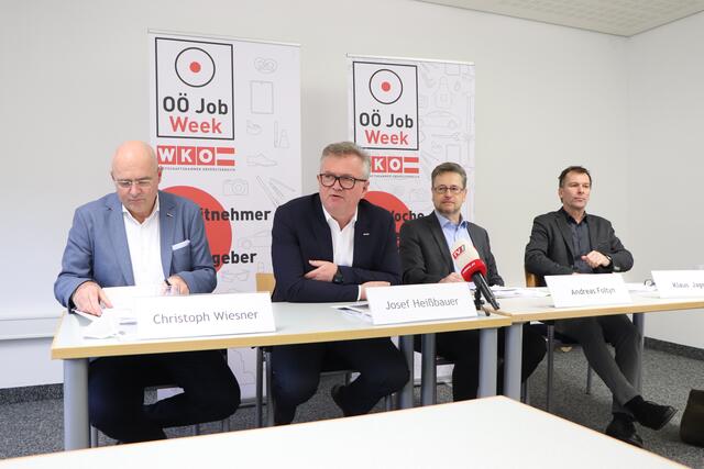 v.l.: Christoph Wiesner und Josef Heißbauer von der WKO Ried, Andreas Foltyn (FACC, Hot Spot! Innviertel), Klaus Jagereder (AMS Ried) | Foto: Nagl