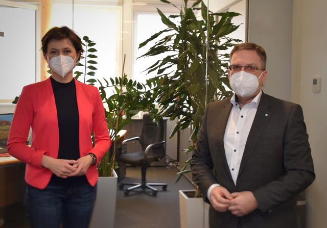 ÖVP-Bundesrätin Barbara Tausch aus Freinberg und ÖVP-Clubobmann August Wöginger aus Sigharting versprechen sich von den jüngsten Reformen wie der ökosozialen Steuerreform und dem Klimabonus Entlastungen für viele Menschen. | Foto: Hatheier/ÖVP-Klub