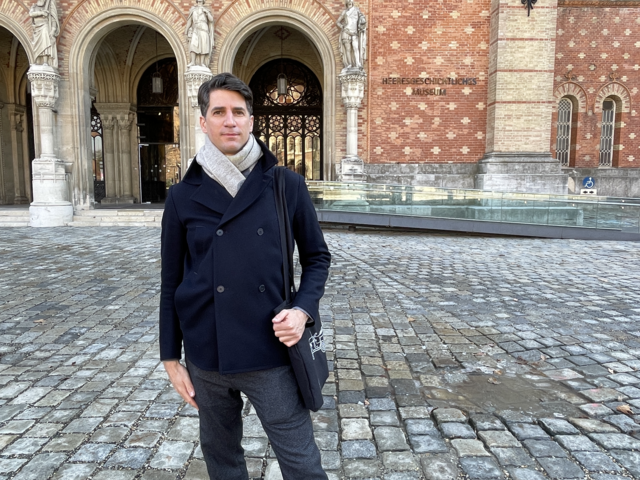 Jascha Novak führt im Heeresgeschichtlichen Museum durch die Geschichte des Ersten Weltkriegs. | Foto: Hannah Maier