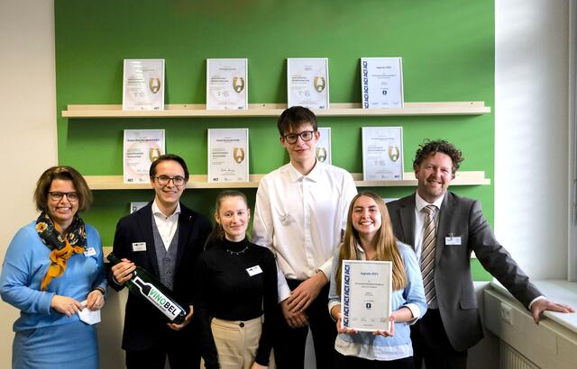 MMag. Andrea Hasenzagl, Christoph Schrenk und Valentina Steiner (Übungsfirma Vinobel), Johannes Gruber, Nina Hann und Mag. Dr. Rainer Kaiser (Übungsfirma TurnIt) | Foto: HAK Krems