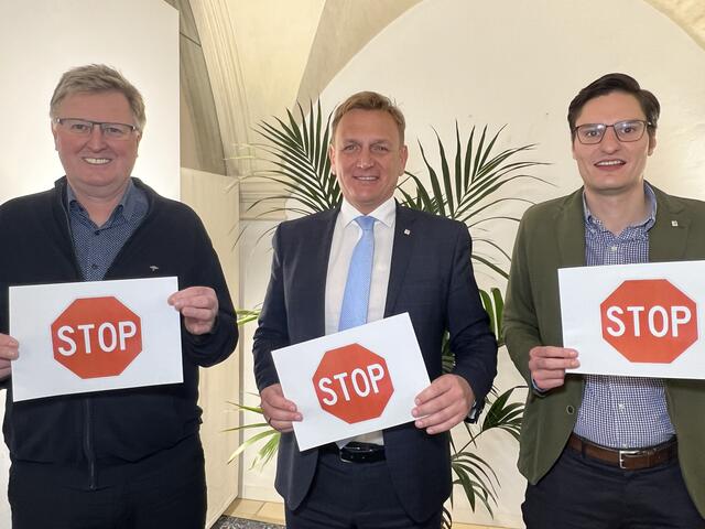 Johann Reindl-Schwaighofer, Klaus Schinninger und Stefan Ganzert (v.l.) wollen keine Gebührenerhöhung. | Foto: SPÖ Wels