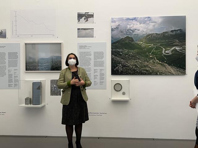 Elke Ludewig ist Leiterin des Sonnblick Observatorium der ZAMG und gab bei der Presseführung Einblick in die Ausstellung.  | Foto: sm
