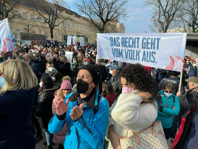 Anti-Corona-Maßnahmen Demos sind mittlerweile ein gewohntes Bild in Wien.  | Foto: privat