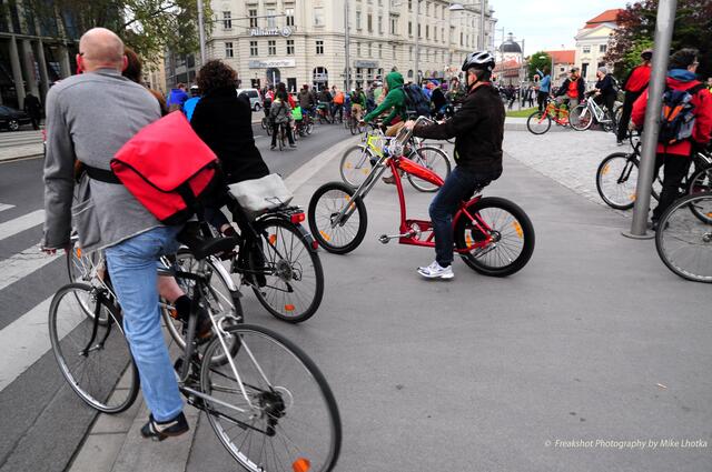 Critical Mass will heute, 18. Februar, mit einer Radtour auf fehlende Radinfrastruktur aufmerksam machen.  Die Bewegung gibt es in Wien schon länger – hier eine Fahrt in Favoriten im Jahr 2021.  | Foto: Mike Lhotka