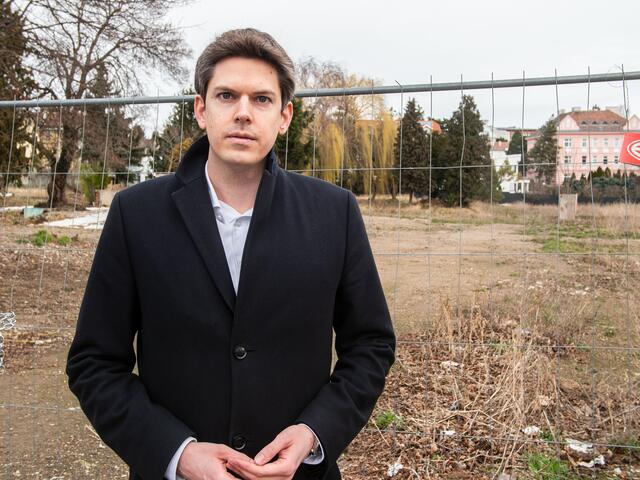 Stefan Trittner in der Gallitzinstraße. Hier sollen an die 200 Wohnungen entstehen. Das Projekt ist in der Bevölkerung umstritten. | Foto: Edelmann