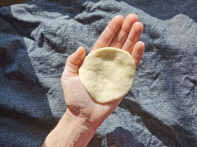 Jedes Teigstück rund ausrollen. | Foto: Katrin Ebetshuber