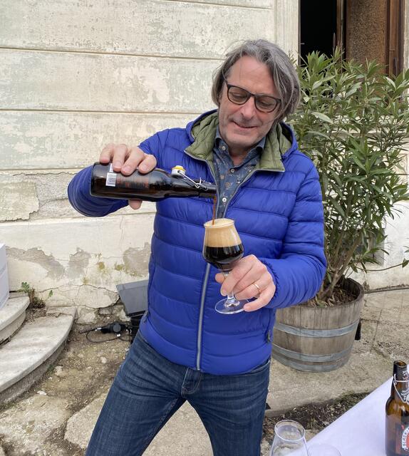 Der Bürgermeister von Bad Sauerbrunn, Gerhard Hutter, schenkte gekonnt Bohnenbier ein. 