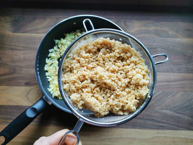 Sojagranulat zu den scharf angebratenen Zwiebeln geben. | Foto: Katrin Ebetshuber
