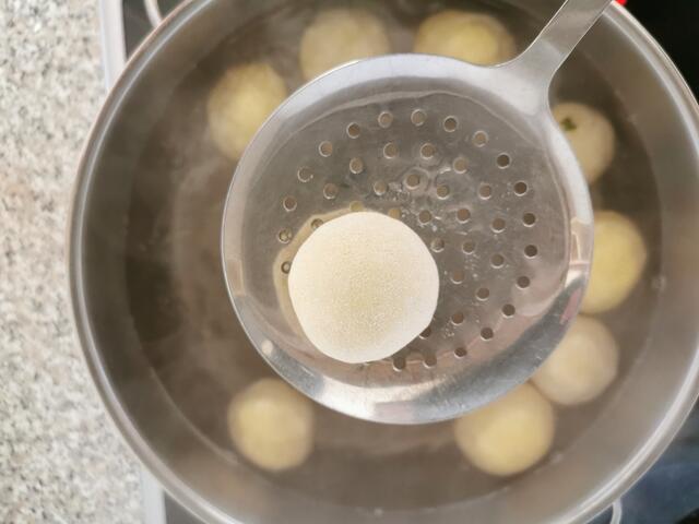 Die Knödel ca. 15 min sieden lassen. | Foto: Katrin Ebetshuber
