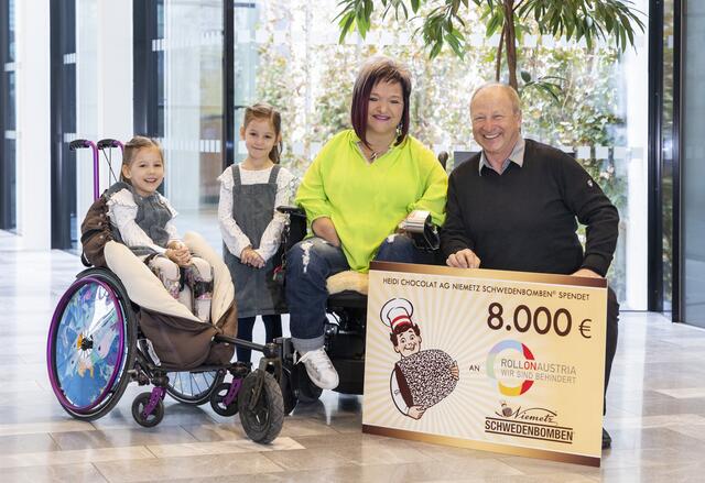 Freude bei Marianne Hengl, Harry Prünster und den Zwillingen Pauline und Marie. | Foto: Die Fotografen