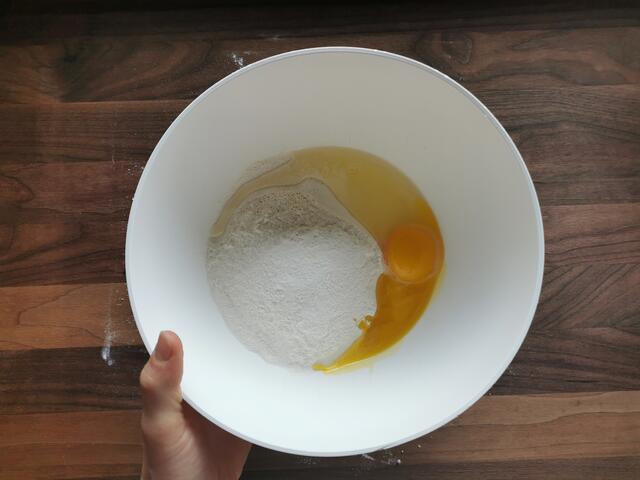 Zuerst den Knödelteig zubereiten. | Foto: Katrin Ebetshuber