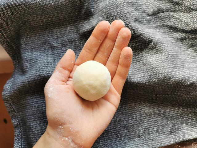 Den Teig zu kleinen Knöderl formen. | Foto: Katrin Ebetshuber