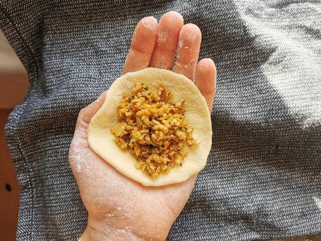 Ca. 1 EL der Füllung pro Teigstück verwenden. | Foto: Katrin Ebetshuber