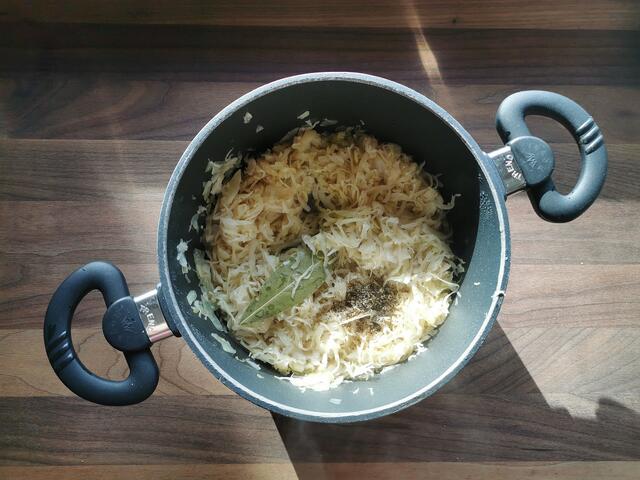 Das Sauerkraut zubereiten. | Foto: Katrin Ebetshuber