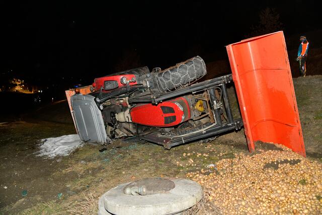 Der Fahrer wurde durch den Unfall nur leicht verletzt. Die Polizei hat die Straße aufgrund der Bergungsarbeiten für längere Zeit gesperrt. | Foto: ZOOM.TIROL