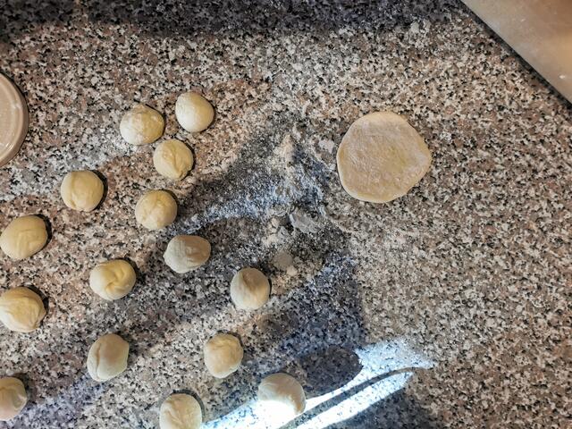 Den Teig in ca. 20 Kugerl formen. | Foto: Katrin Ebetshuber