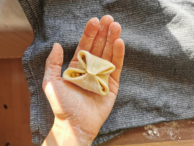 Das Teigstück gut verschließen - am besten die gegenüberliegenden Teile zusammendrücken. | Foto: Katrin Ebetshuber