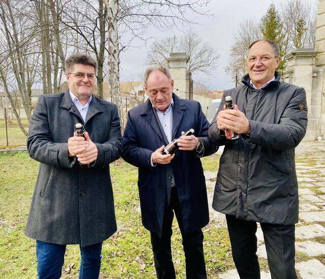 Die Bürgermeister Johann Lotter (Schattendorf) und Dieter Posch (Neudörfl) ließen zusammen mit Rudolf Knotzer die Flaschen ploppen.