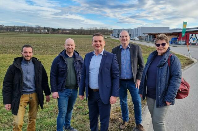 Die FPÖ-Vertreter des Bezirks Linz Land Karin Leitner, Hagen Mosser, Christian Partoll, Jürgen Lederhilger und Othmar Wagner (v. re.) setzen sich für eine überregionale Bauhofkooperation ein.
 | Foto: FPÖ