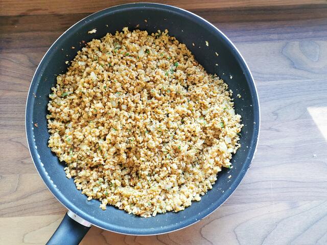 Das Sojagranulat scharf mitbraten.  | Foto: Katrin Ebetshuber