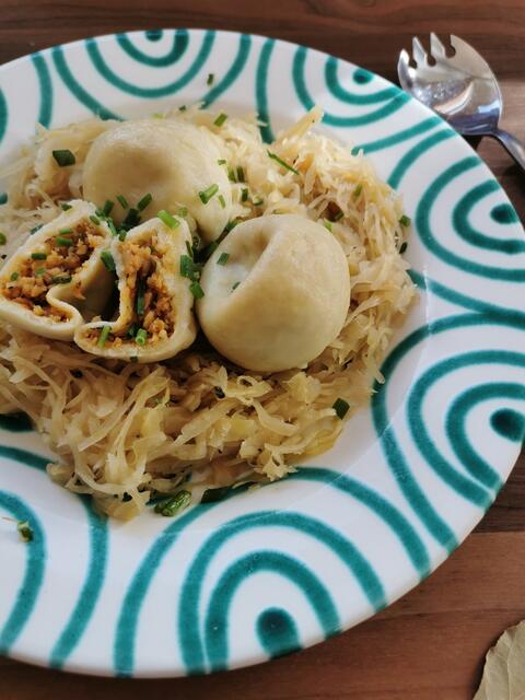 ... und die vegetarischen Knödel und Sauerkraut genießen!  | Foto: Katrin Ebetshuber