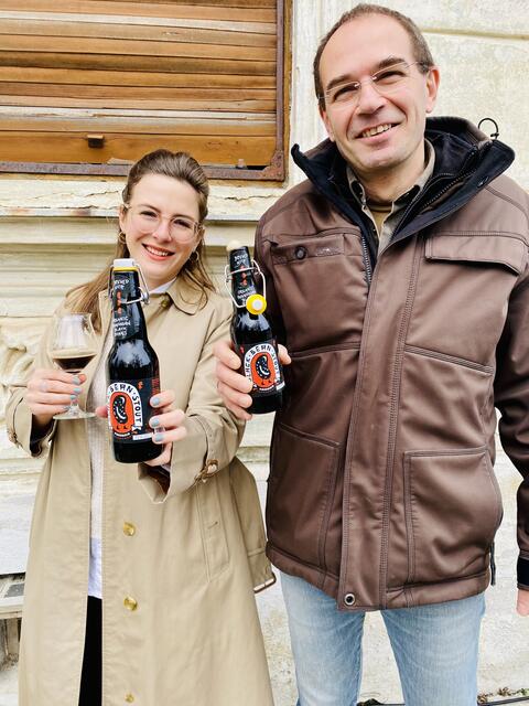 Vizebürgermeister von Bad Sauerbrunn August Gruber ist stolz auf seine Tochter Anna, die das Etikett für die Bierflasche kreiert hat.