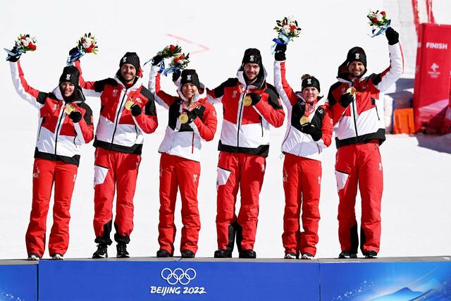 Goldmedaille für Österreich im Teambewerb. Platz 2 geht an Deutschland. Im Bild (v.l.): Katharina Huber, Stefan Brennsteiner, Katharina Liensberger, Michael Matt, Katharina Truppe und Johannes Strolz | Foto: APA Picturedesk