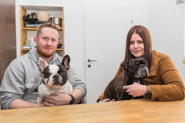 Bei Tierliebhabern mit mehreren Hunden braucht es auch Ideen für sich selbst - etwa Hundeleinenhalter. | Foto: Alfred Hofer