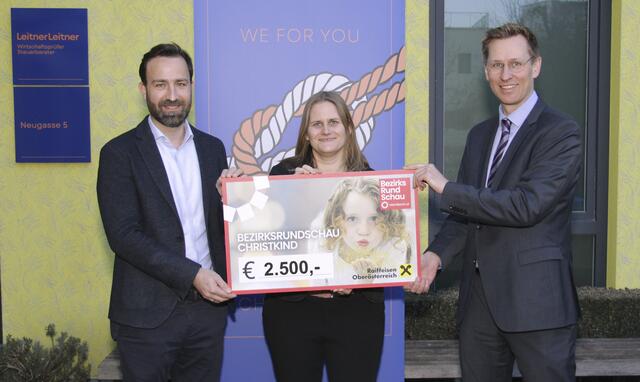Julia Koller und Florian Huber von der Kanzlei LeitnerLeitner bei der Spendenscheck-Übergabe an BezirksRundSchau-Chefredakteur Thomas Winkler (r.). | Foto: BRS